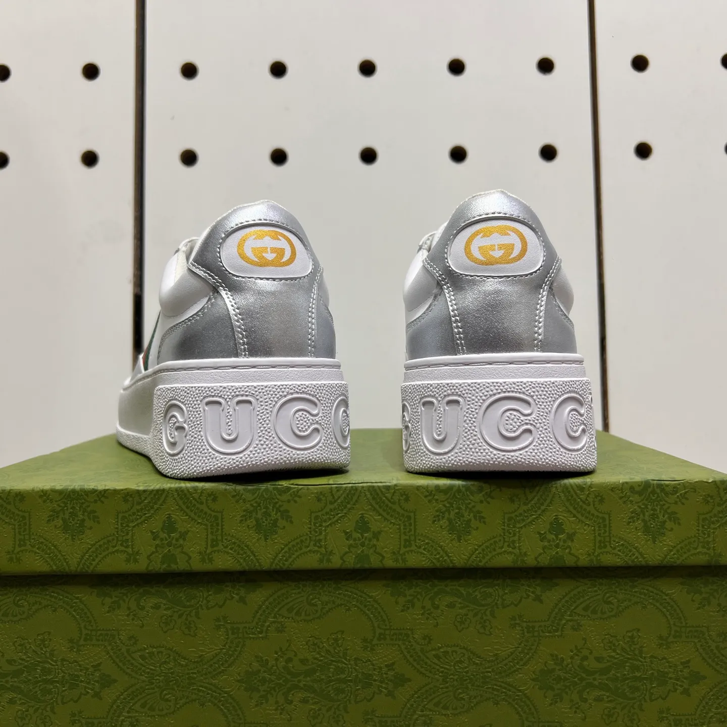 Factory price: 400💰Gucci original quality.~ Unique modern style sneakers. 🏃A must-have casual shoe for trendy men😍😍 Imported cowhide, sheepskin foot pads (refuse to discolor and grind feet) soles: Original soles specially provided by the original factory, French lazy style design ⚠️Fit to the feet, original quality, super comfortable original soles. Just like shooting the real thing 🎬The real thing is better, high-quality sneakers, size: 38-44 (45 and 46 can be customized)